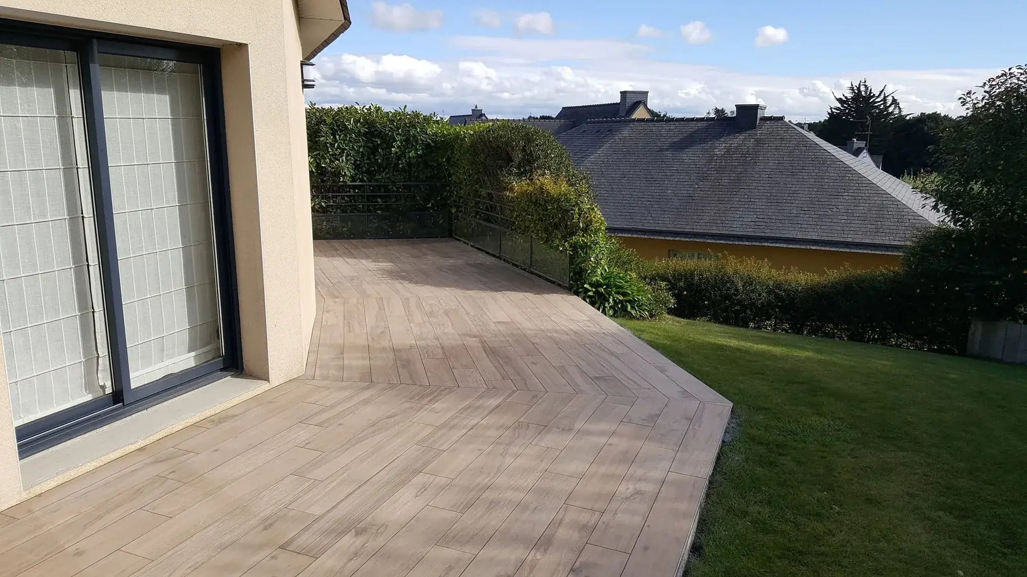 Terrasse en carrelage grès cérame effet bois posée en chevron