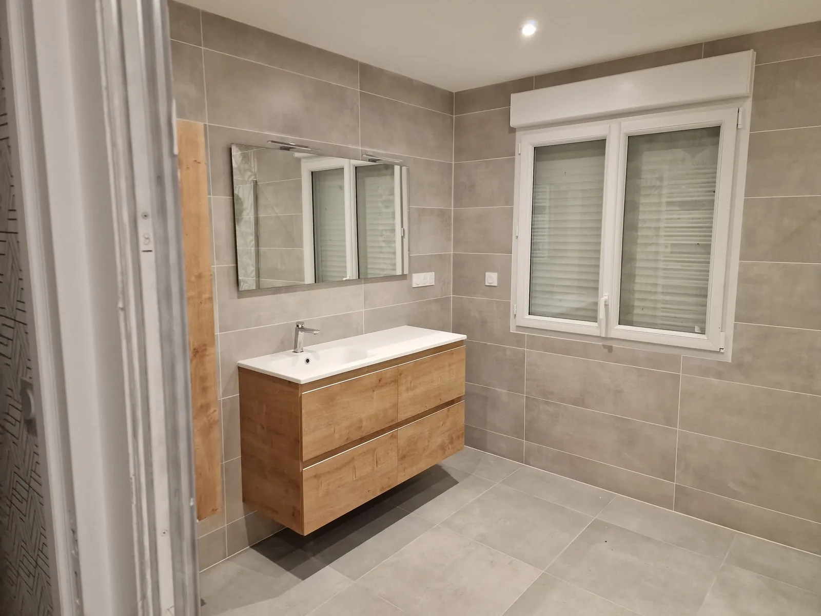 Salle de bain carrelée, faïence effet béton et meuble vasque