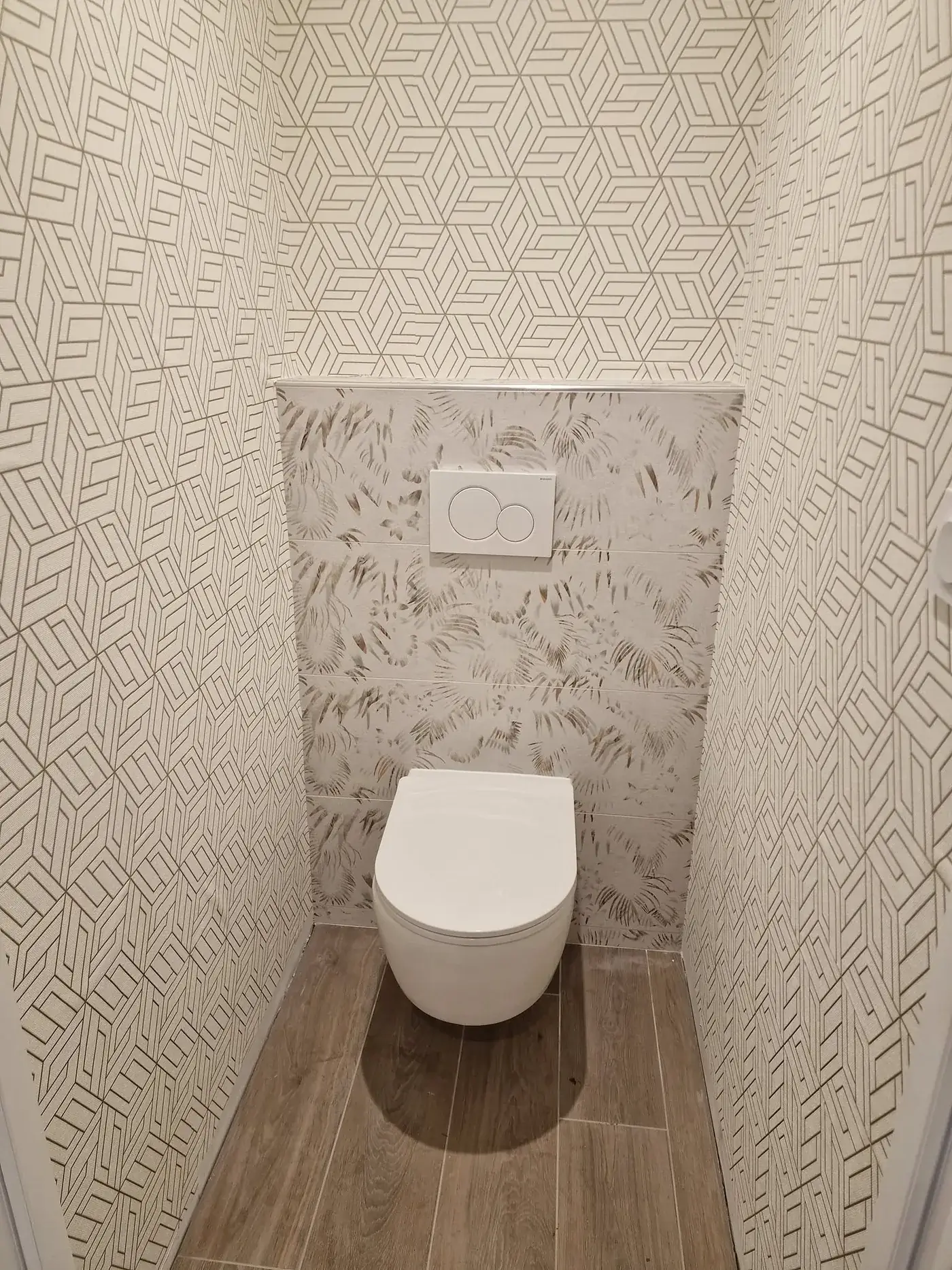 WC habillé de faïence à motif géométrique