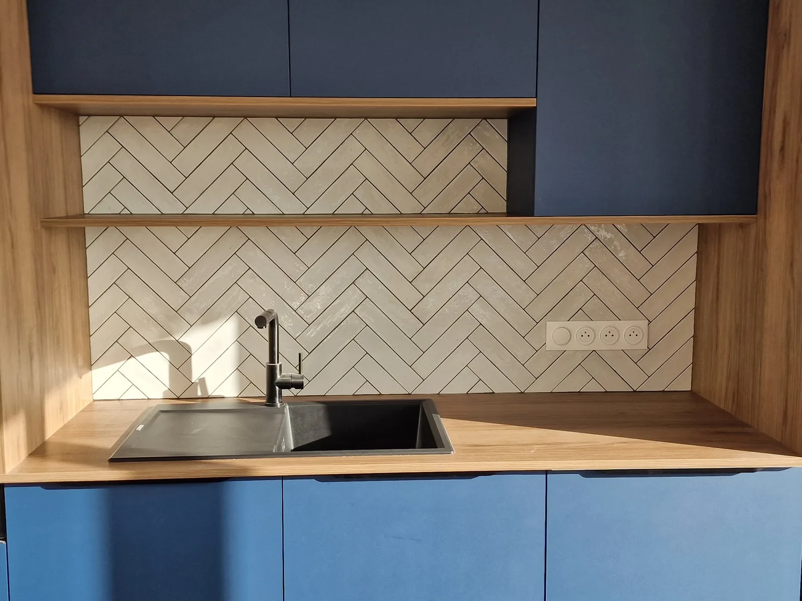Crédence de cuisine en carreaux posés en chevrons